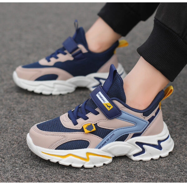 Big child sports shoes